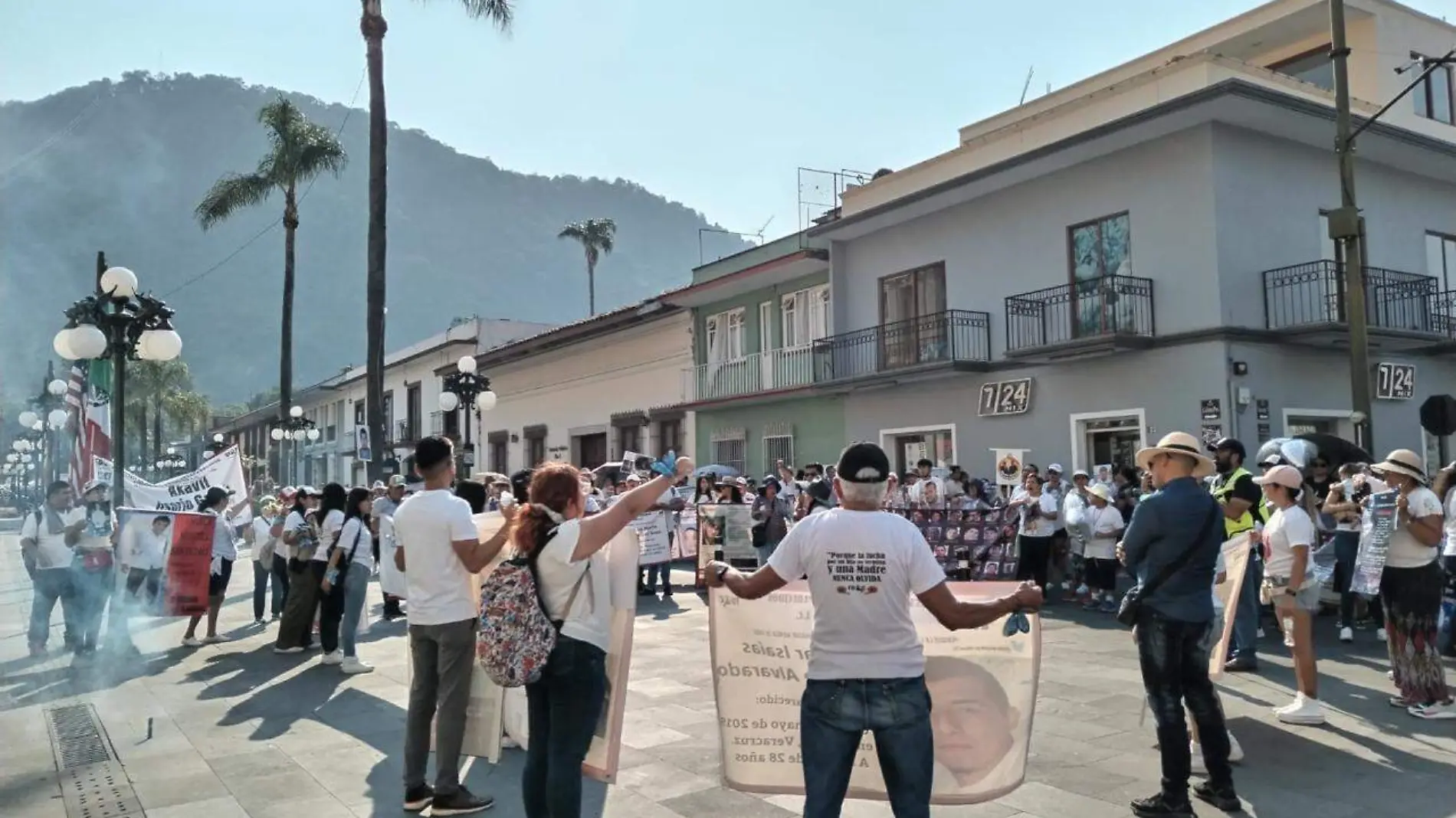 Madres de desaparecidos cambian festejos por protesta en Orizaba